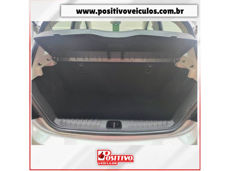 CHEVROLET - ONIX - 2018/2019 - Prata - R$ 62.500,00