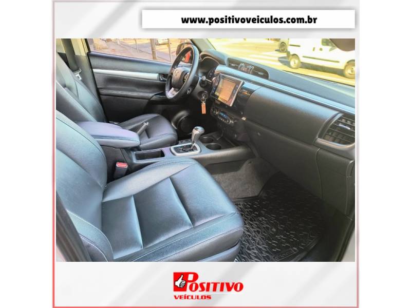 TOYOTA - HILUX - 2018/2018 - Prata - R$ 168.900,00