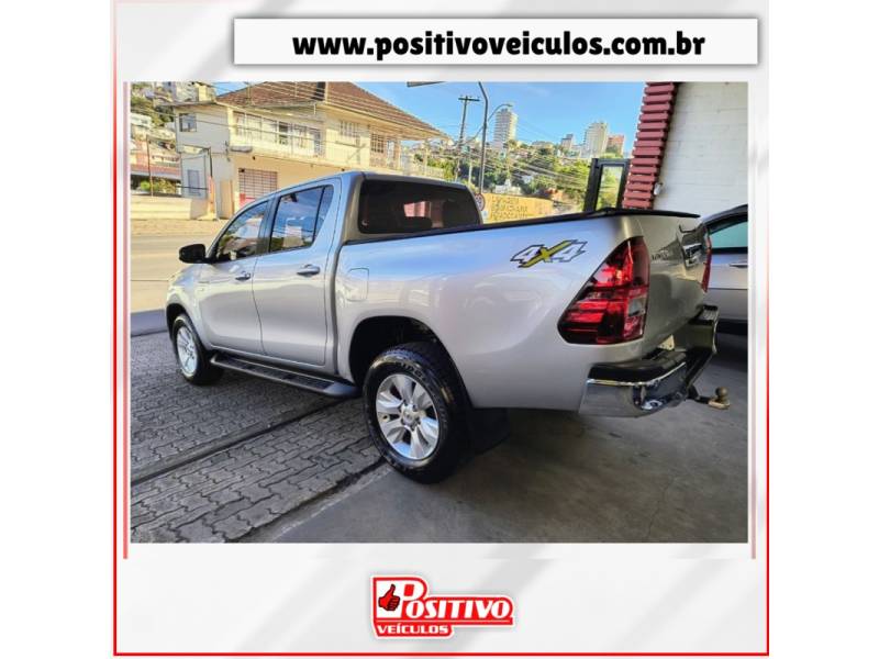 TOYOTA - HILUX - 2018/2018 - Prata - R$ 164.700,00