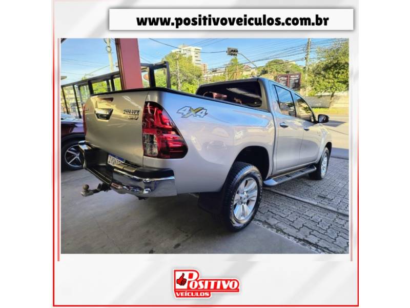 TOYOTA - HILUX - 2018/2018 - Prata - R$ 164.700,00