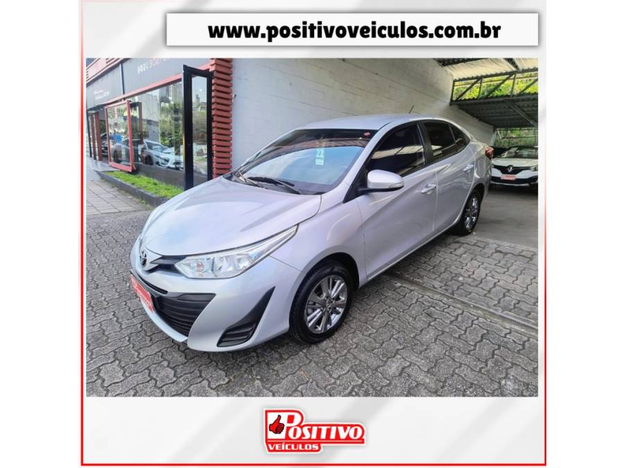 TOYOTA - YARIS - 2021/2022 - Prata - R$ 87.700,00