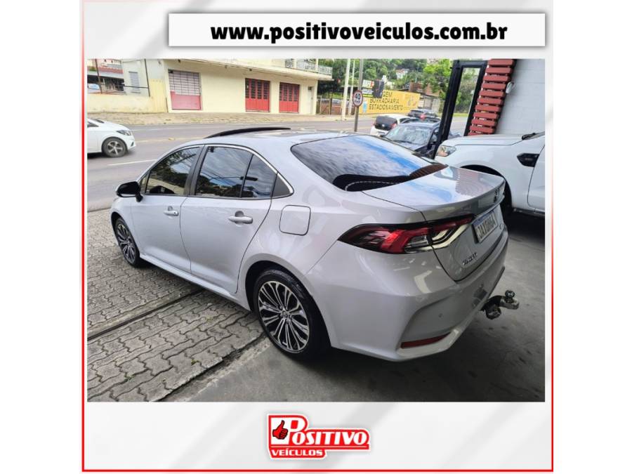 TOYOTA - COROLLA - 2021/2022 - Prata - R$ 139.700,00