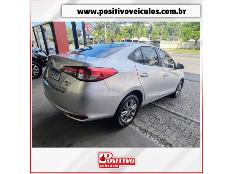 TOYOTA - YARIS - 2021/2022 - Prata - R$ 87.700,00