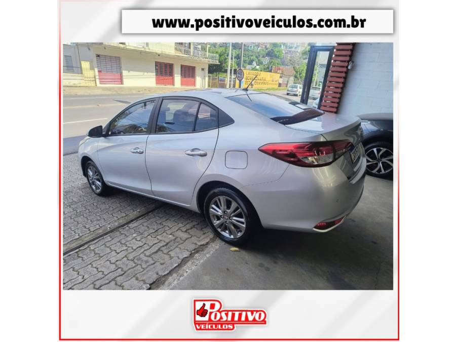 TOYOTA - YARIS - 2021/2022 - Prata - R$ 87.700,00
