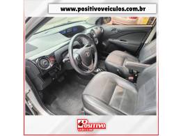 TOYOTA - ETIOS - 2017/2017 - Prata - R$ 65.900,00
