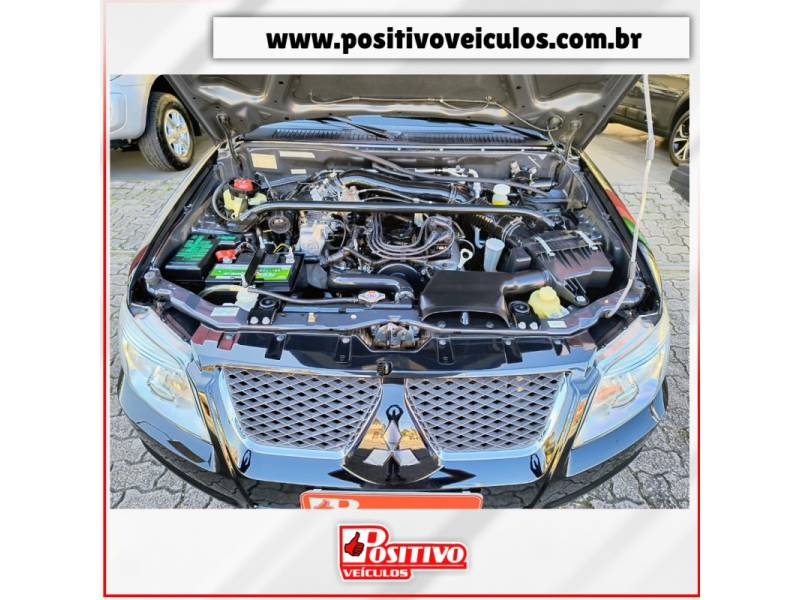 MITSUBISHI - PAJERO TR4 - 2014/2015 - Preta - R$ 77.500,00