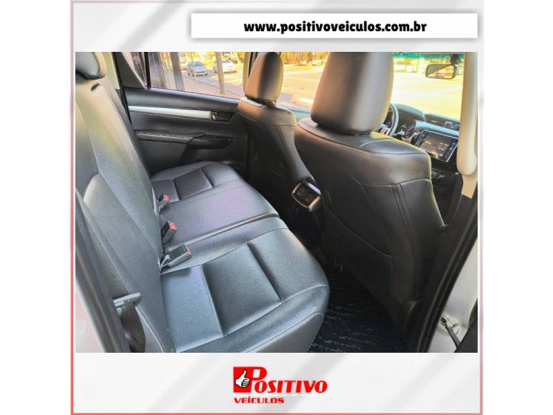 TOYOTA - HILUX - 2018/2018 - Prata - R$ 168.900,00