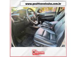 TOYOTA - HILUX - 2018/2018 - Prata - R$ 164.700,00