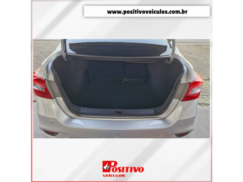 NISSAN - SENTRA - 2017/2018 - Prata - R$ 78.500,00