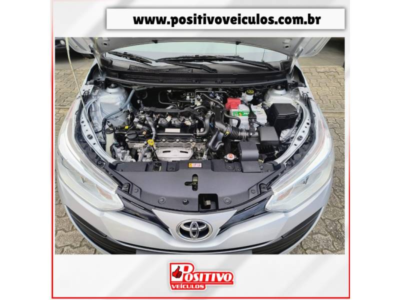 TOYOTA - YARIS - 2021/2022 - Prata - R$ 87.700,00