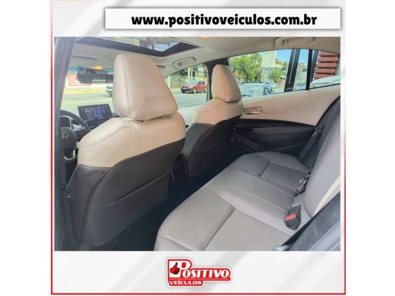 TOYOTA - COROLLA - 2021/2022 - Prata - R$ 139.700,00